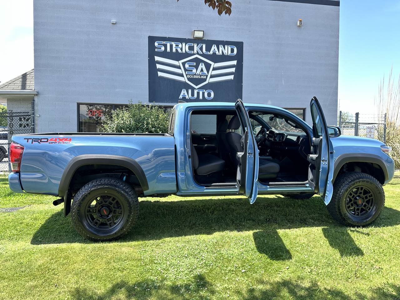 Used 2019 Toyota Tacoma TRD Off-Road w/ Technology Package AWD/4WD image 22
