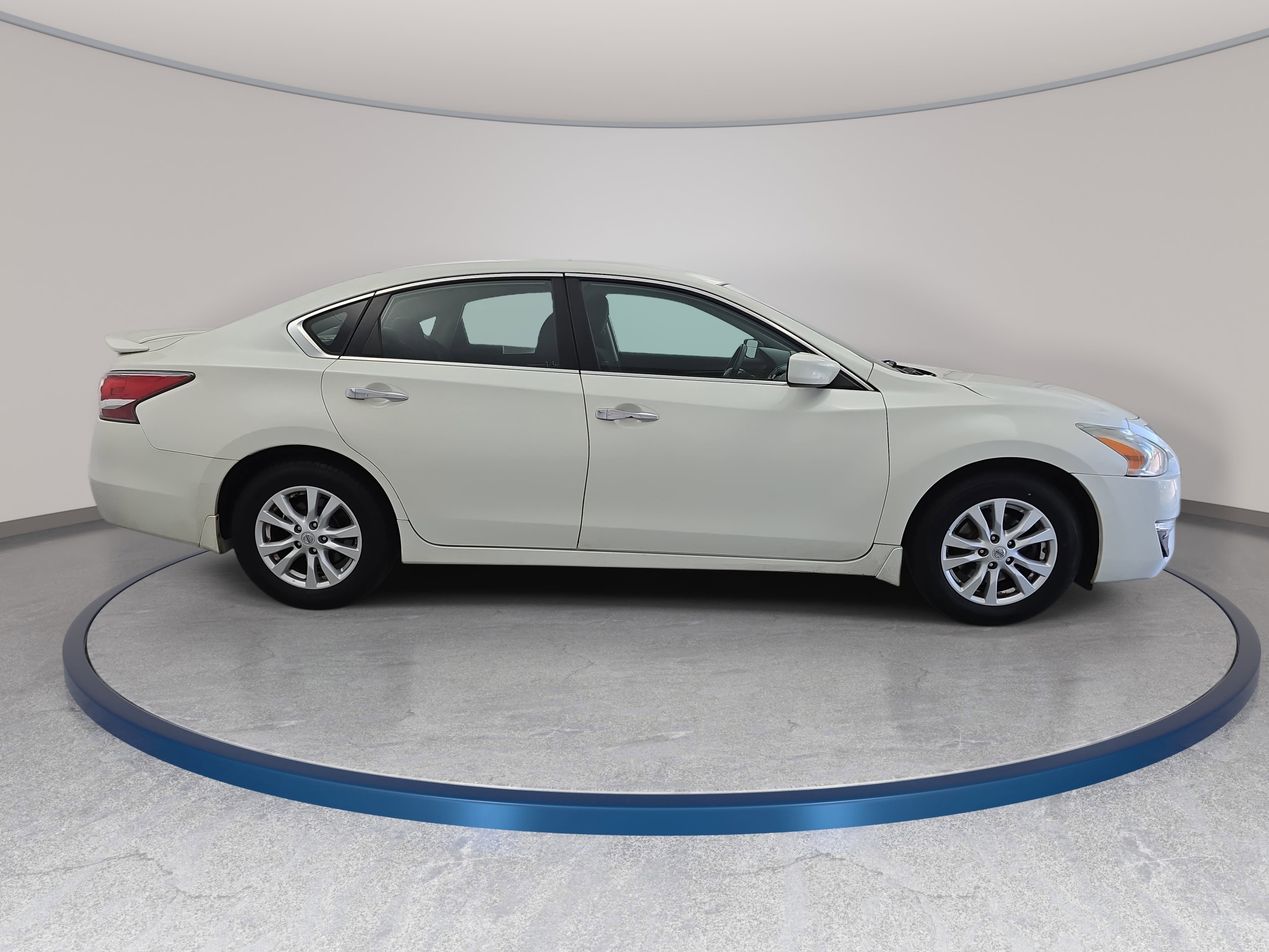 Used 2014 Nissan Altima 2.5 S w/ Sport Value Package FWD image 4