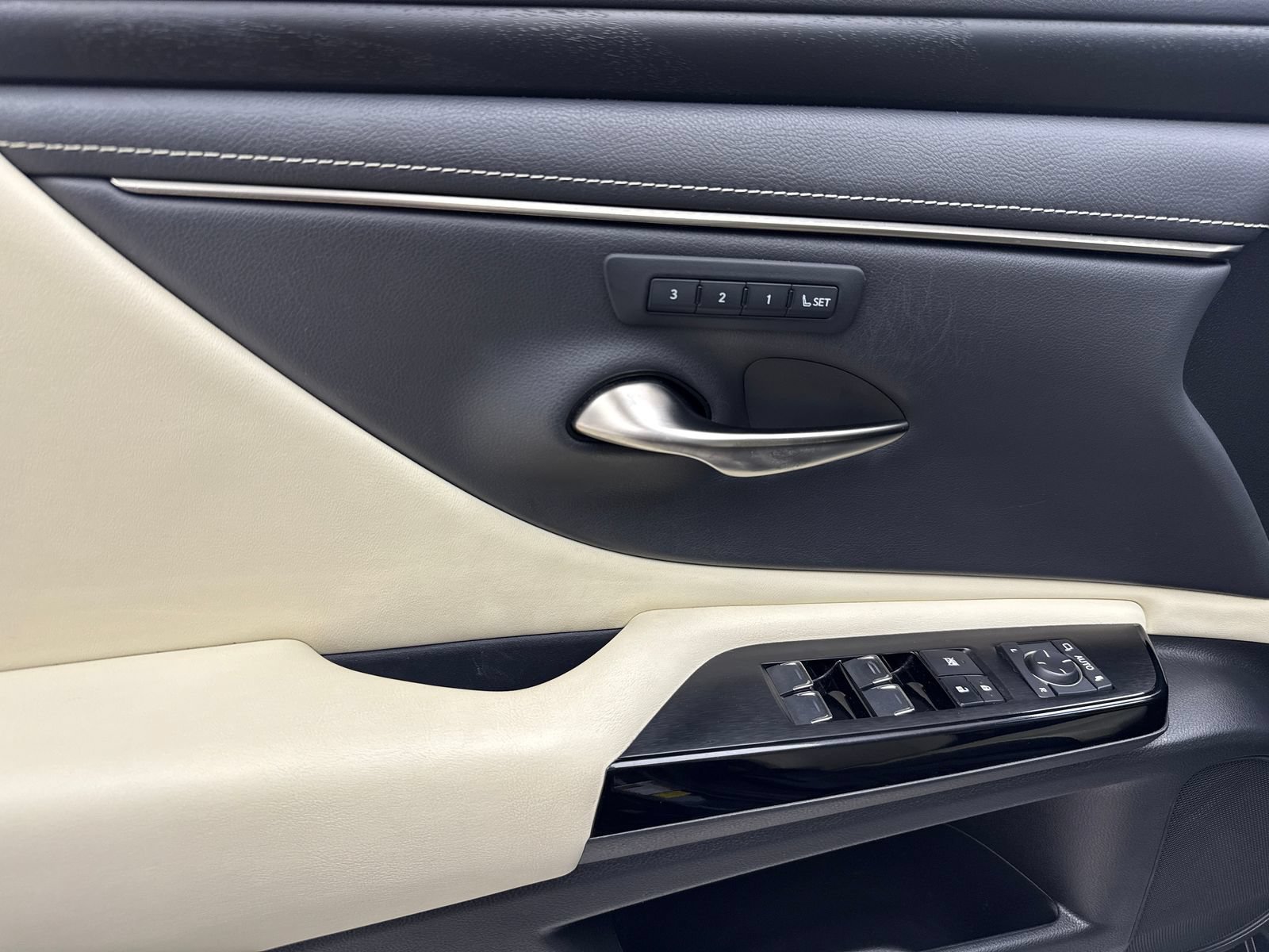 Used 2022 Lexus ES 300h w/ Premium Package FWD image 36