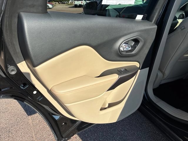 Used 2019 Jeep Cherokee Latitude w/ Popular Appearance Group AWD/4WD image 21