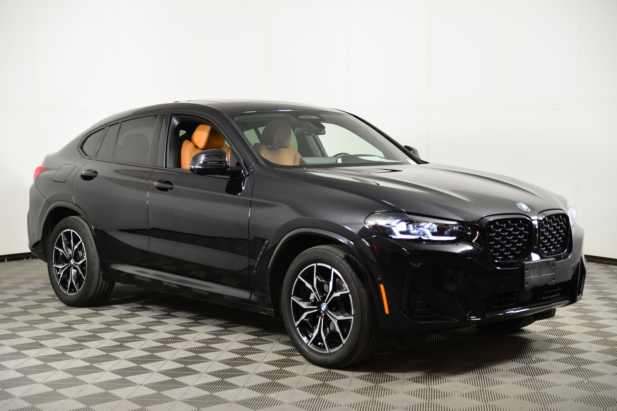 Used 2024 BMW X4 xDrive30i w/ Premium Package image 6