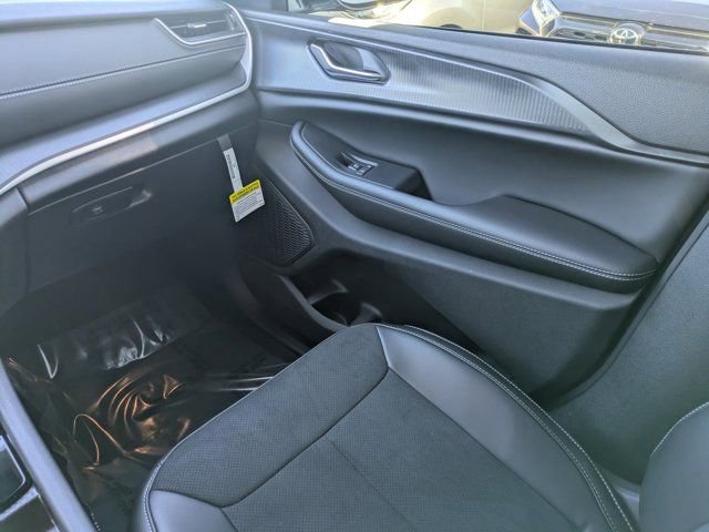 New 2025 Jeep Grand Cherokee L Laredo image 15