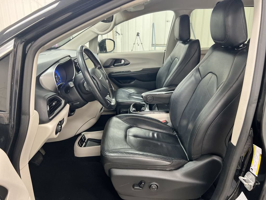 Used 2020 Chrysler Pacifica Touring-L FWD image 19