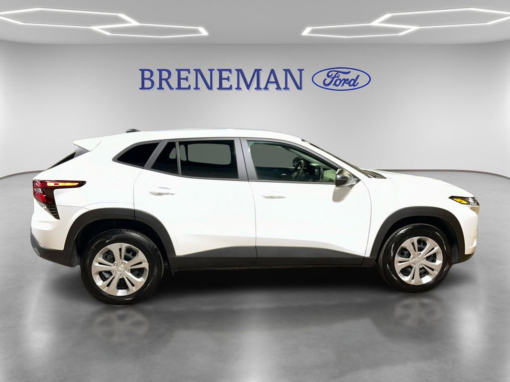 Used 2025 Chevrolet Trax LS image 4