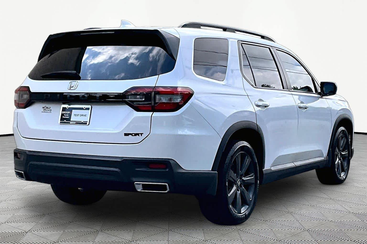 Used 2025 Honda Pilot Sport image 13
