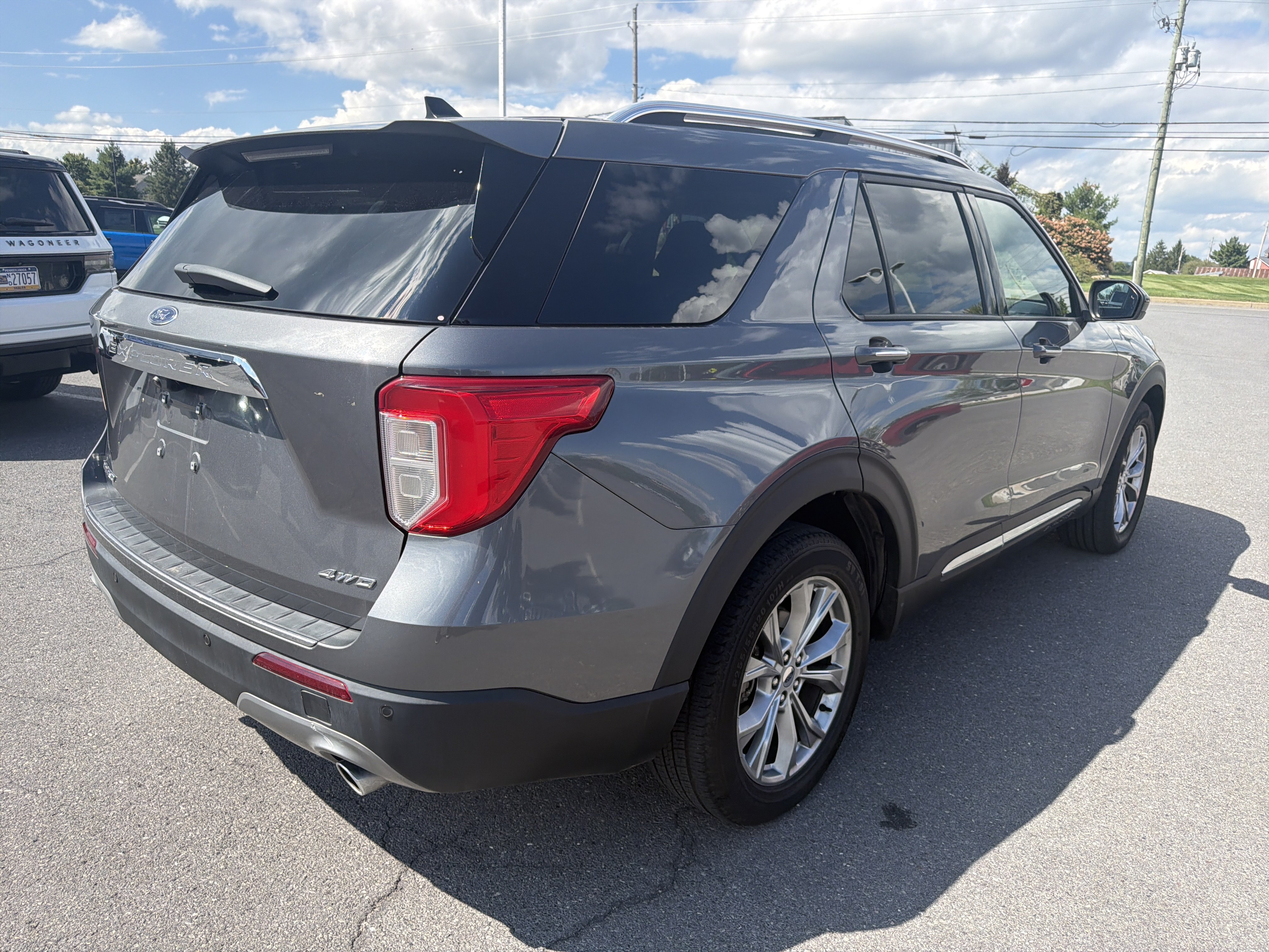 Used 2024 Ford Explorer Limited AWD/4WD image 3