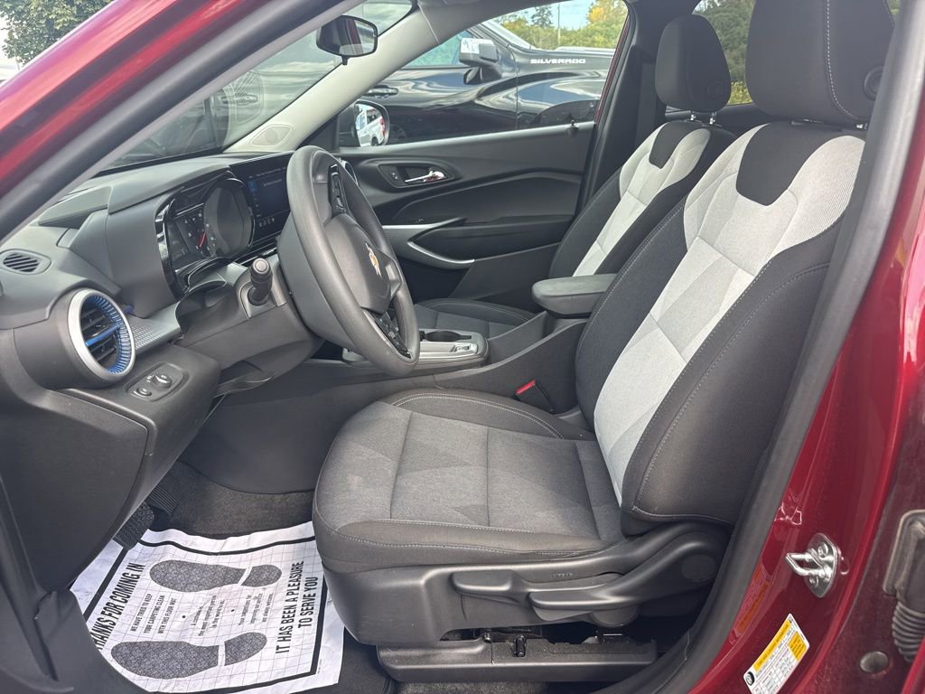 Used 2025 Chevrolet Trax LS image 24