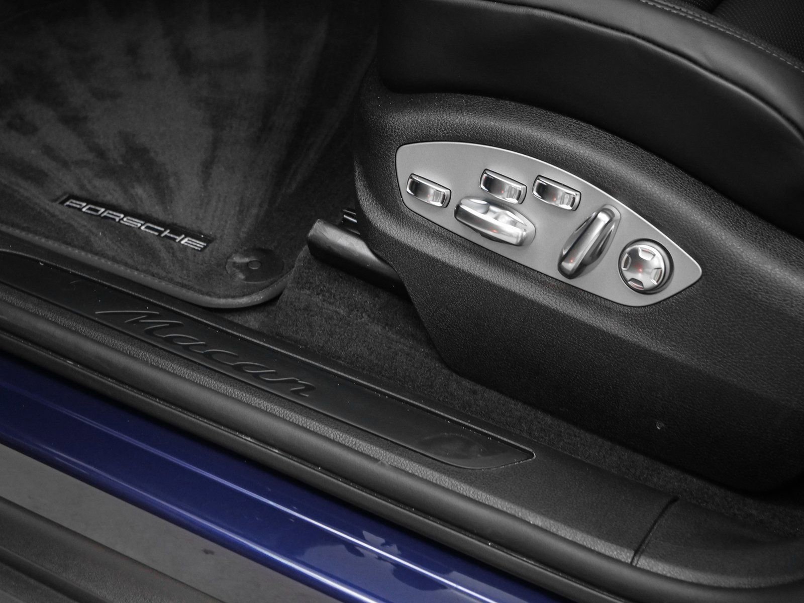 Certified 2025 Porsche Macan AWD/4WD image 25