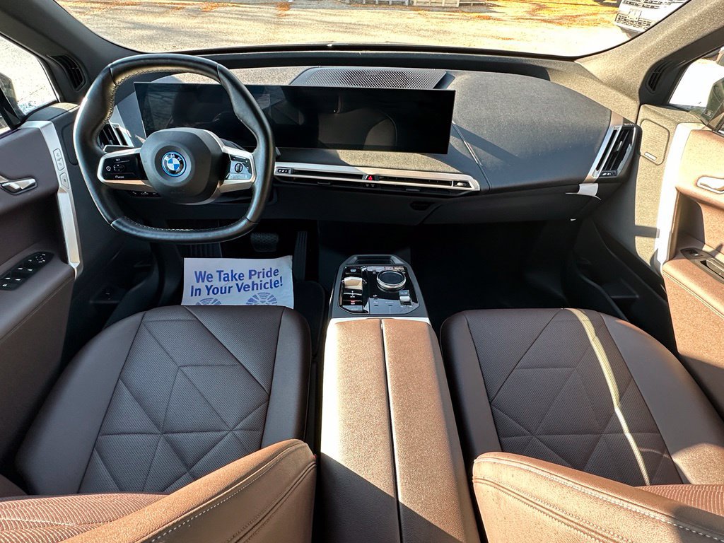 Used 2024 BMW iX xDrive50 w/ Premium Package AWD/4WD image 19
