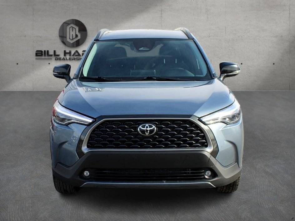 Used 2025 Toyota Corolla Cross XLE image 2