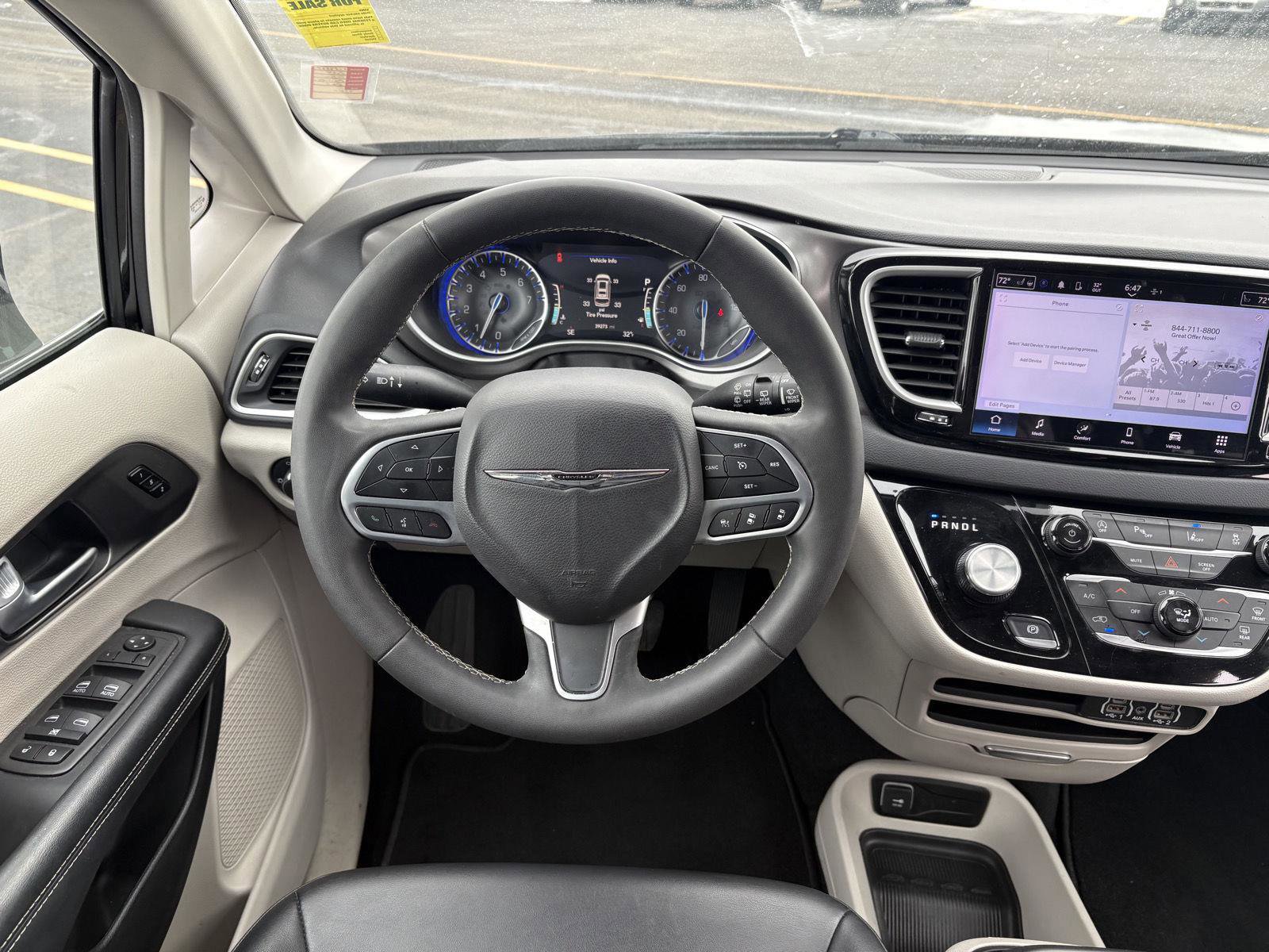 Used 2024 Chrysler Pacifica Touring-L image 8