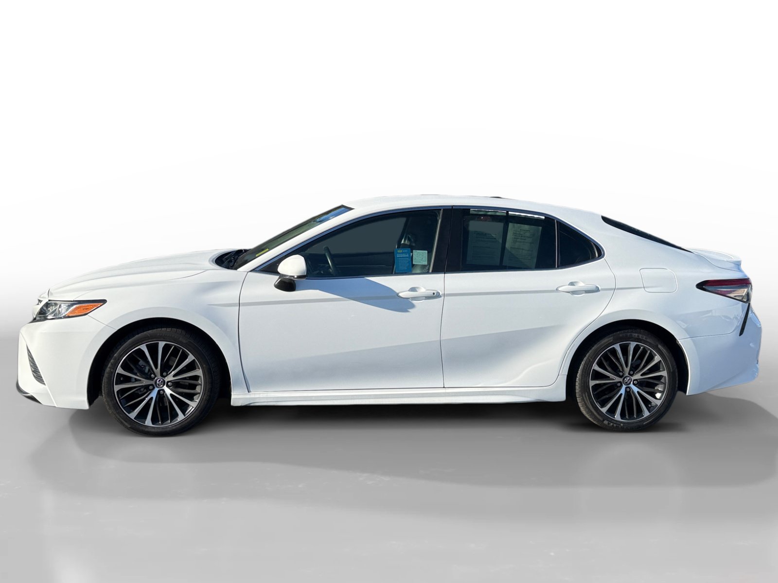Used 2018 Toyota Camry SE FWD image 2