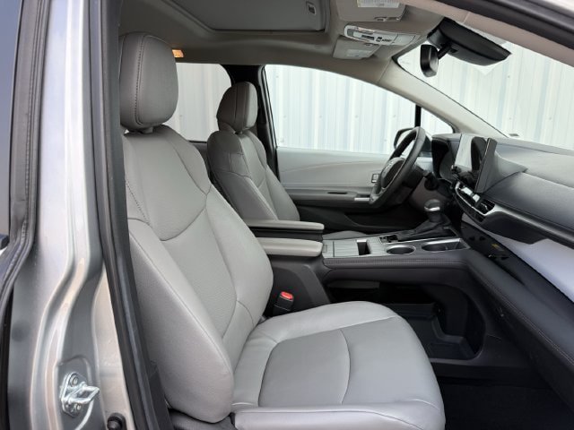 Used 2025 Toyota Sienna XLE FWD image 31