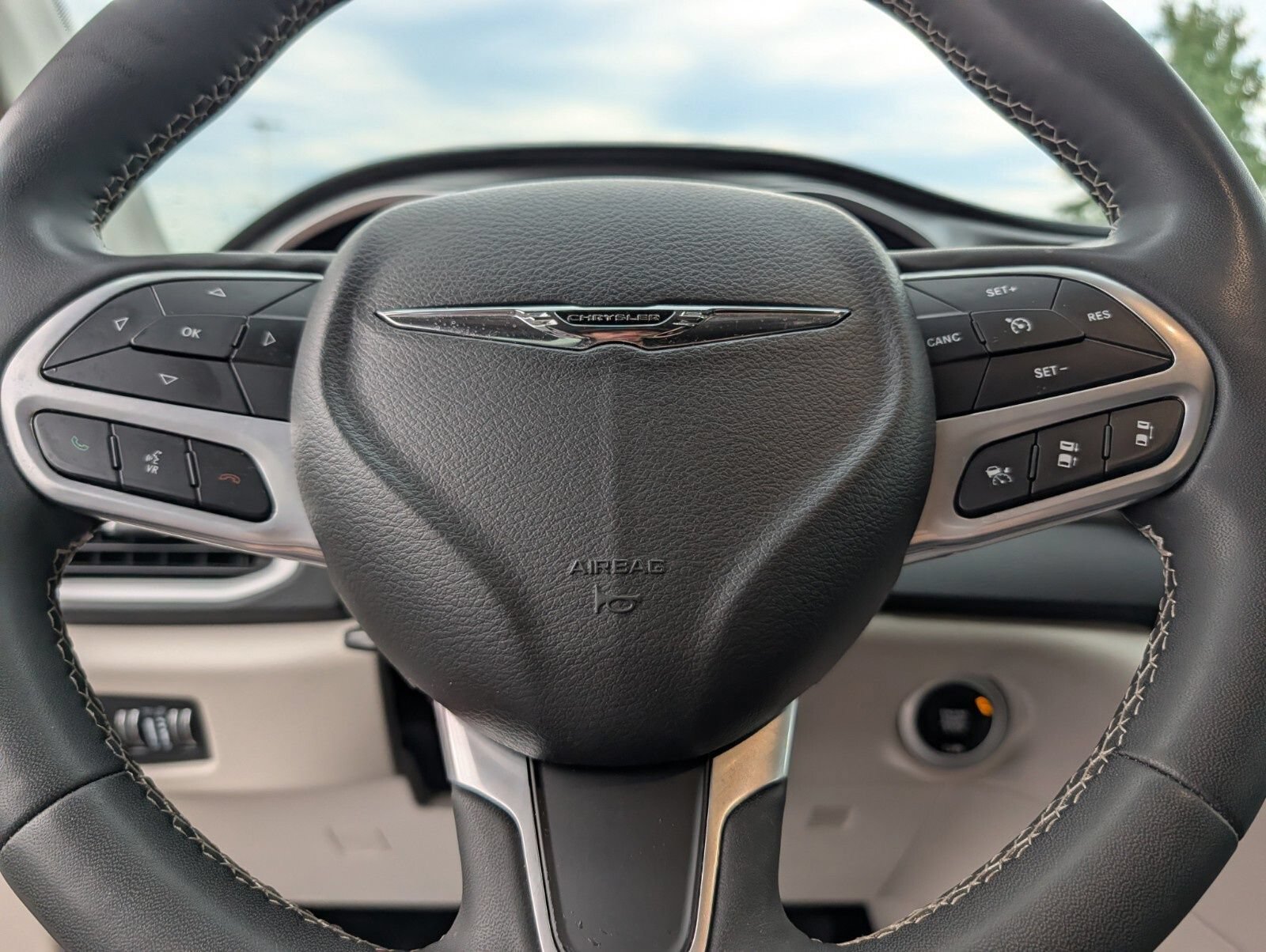 Used 2023 Chrysler Pacifica Touring-L FWD image 28