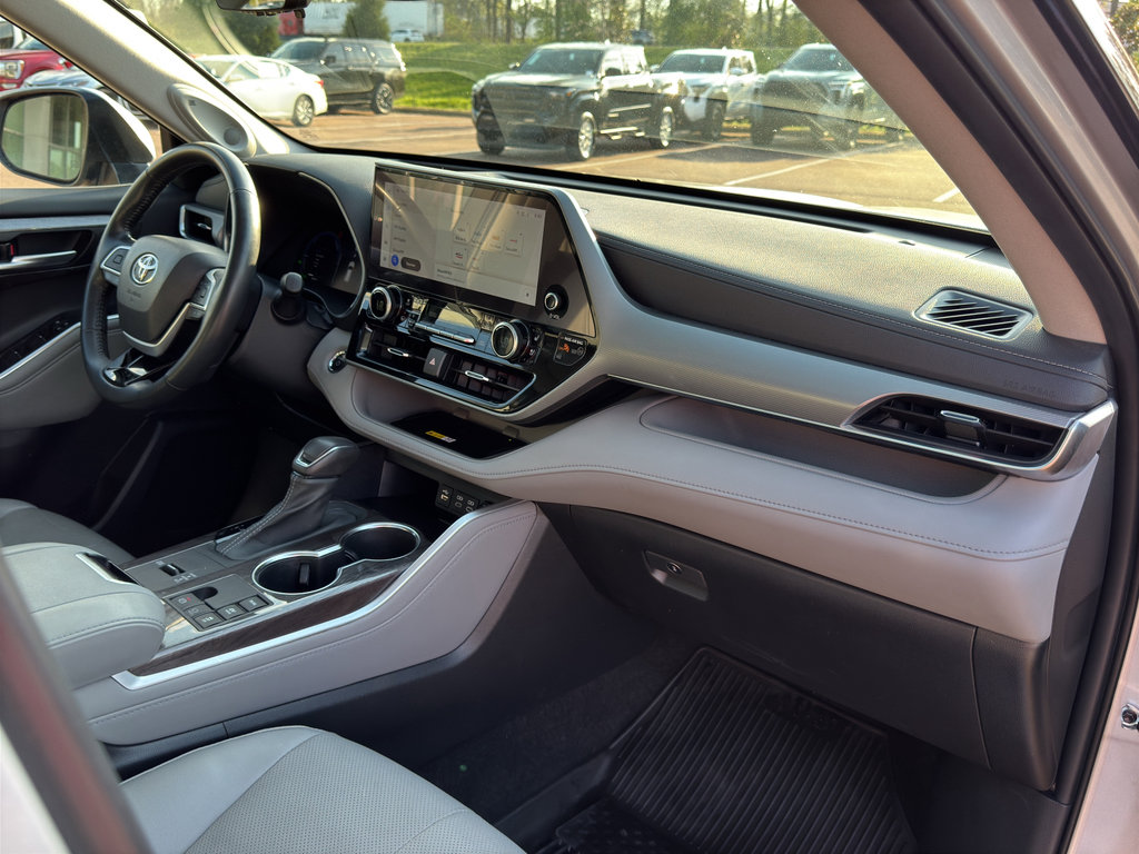 Used 2023 Toyota Highlander Platinum AWD/4WD image 18