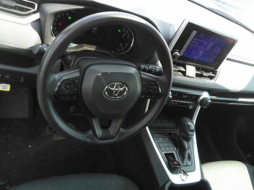 Used 2024 Toyota RAV4 XLE AWD/4WD image 2