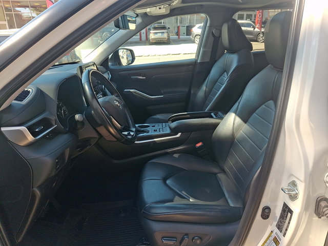 Used 2021 Toyota Highlander XLE AWD/4WD image 13