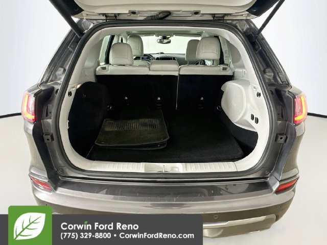 Used 2019 Jeep Cherokee Overland w/ Technology Group AWD/4WD image 30
