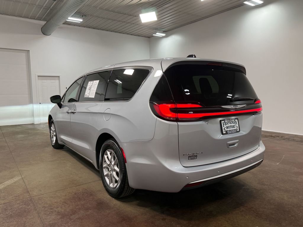 Used 2024 Chrysler Pacifica Touring-L image 35