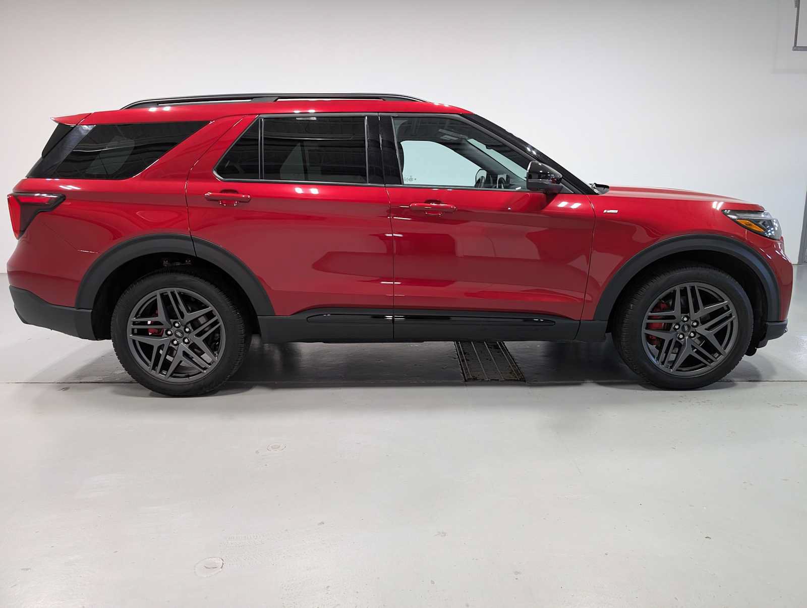 Used 2025 Ford Explorer ST-Line w/ ST-Line Street Pack AWD/4WD image 7