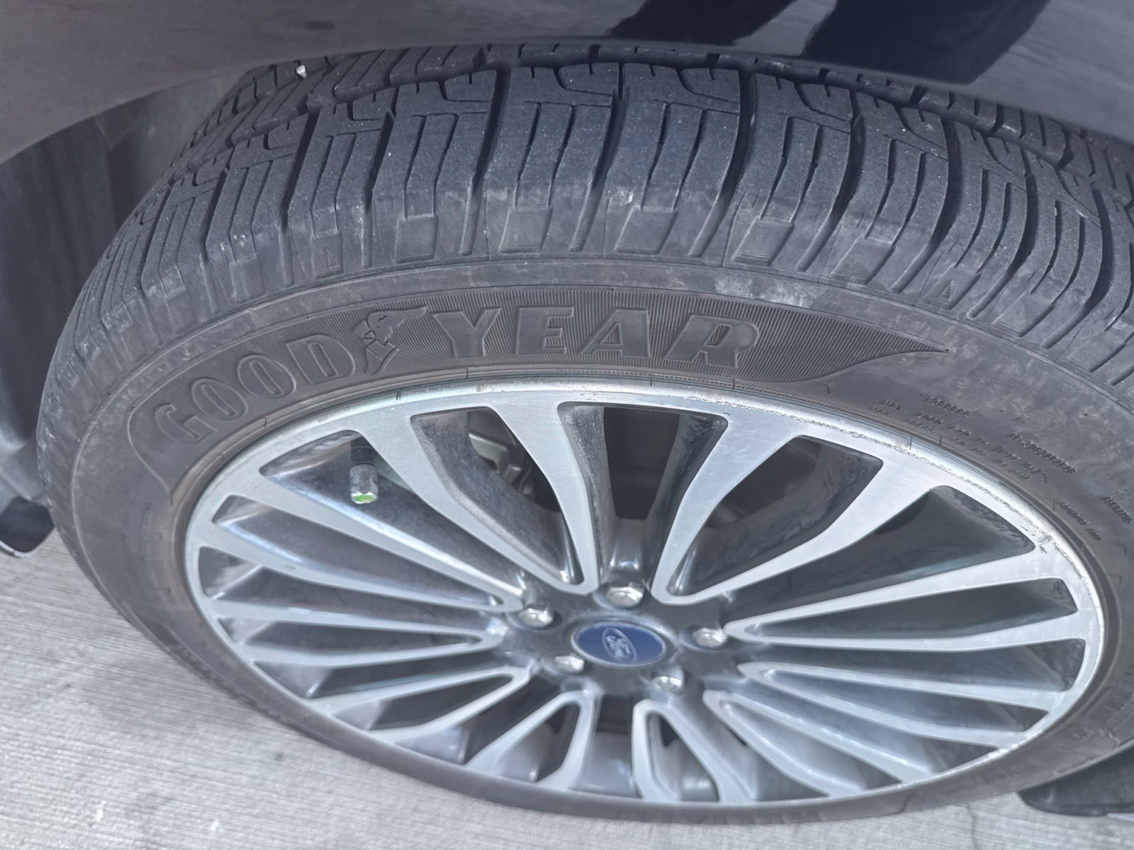 Used 2018 Ford Fusion SE w/ Fusion SE Technology Package FWD image 3