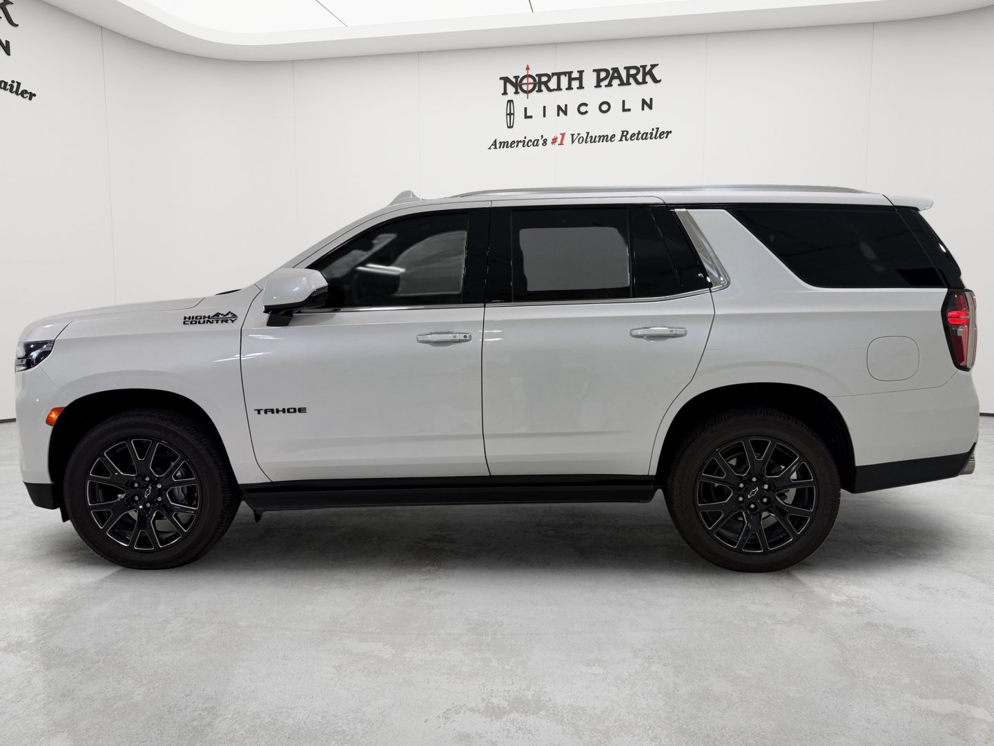Used 2023 Chevrolet Tahoe High Country w/ LPO, Illumination Package AWD/4WD image 2