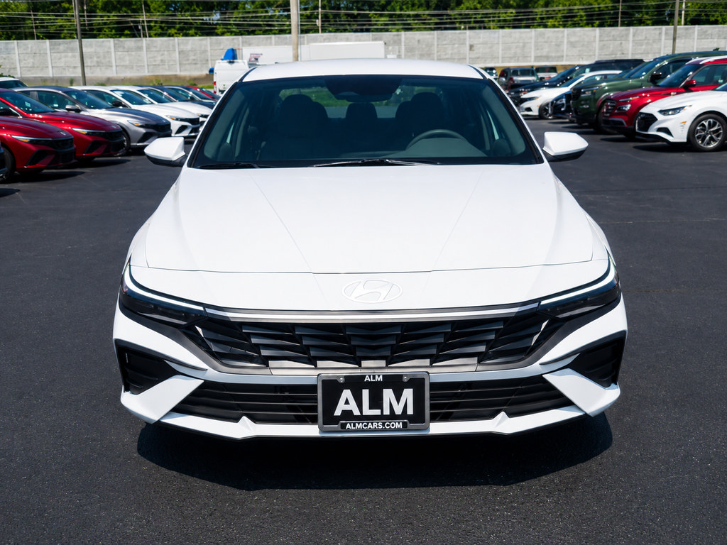 New 2026 Hyundai Elantra SE FWD image 2