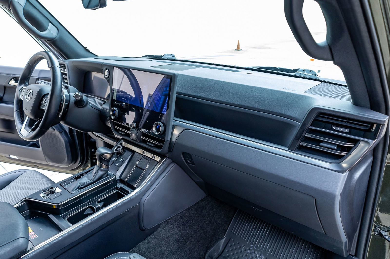 Used 2024 Lexus GX 550 w/ Accessory Package (2T) AWD/4WD image 18