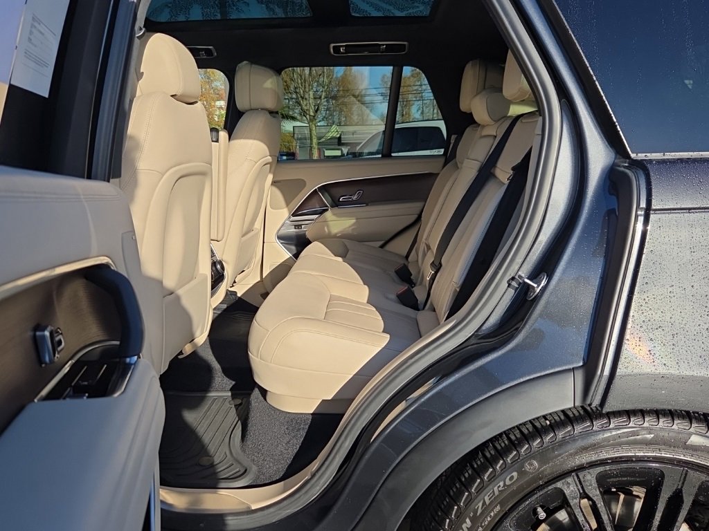 Certified 2023 Land Rover Range Rover SE image 5