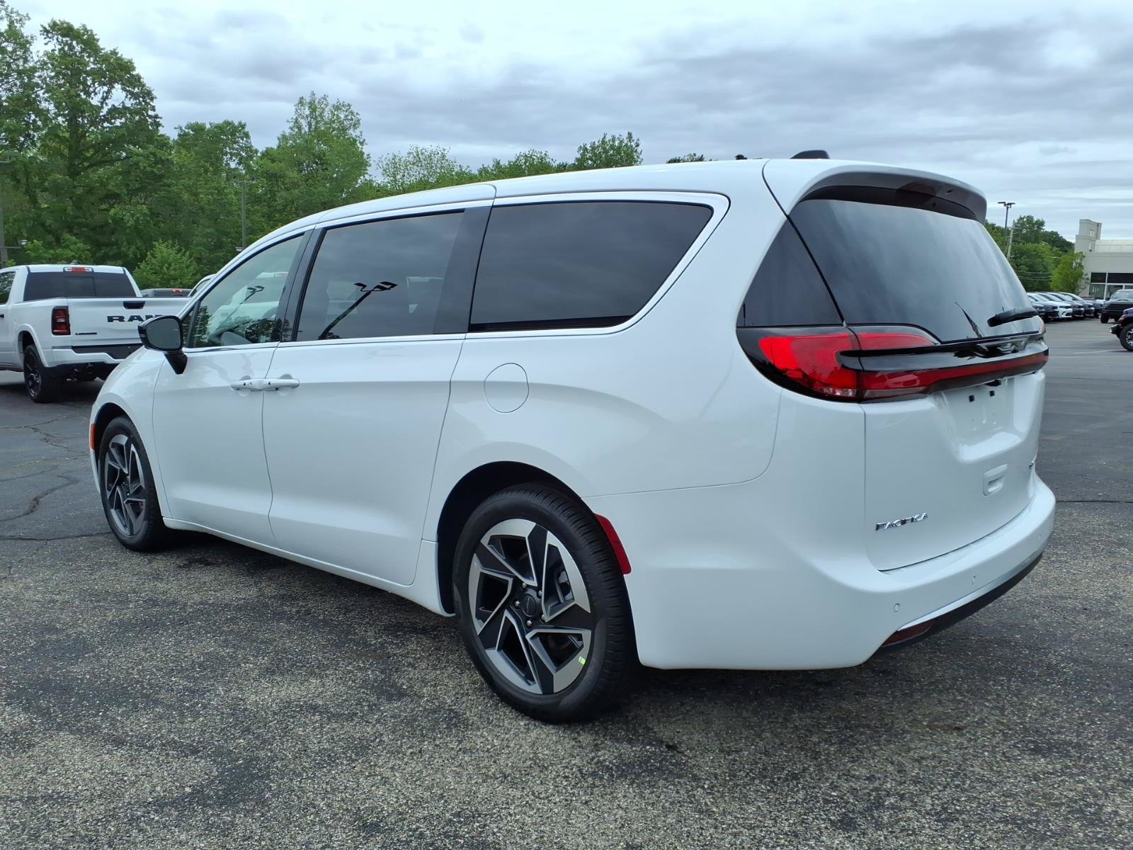 New 2027 Chrysler Pacifica Limited FWD image 5