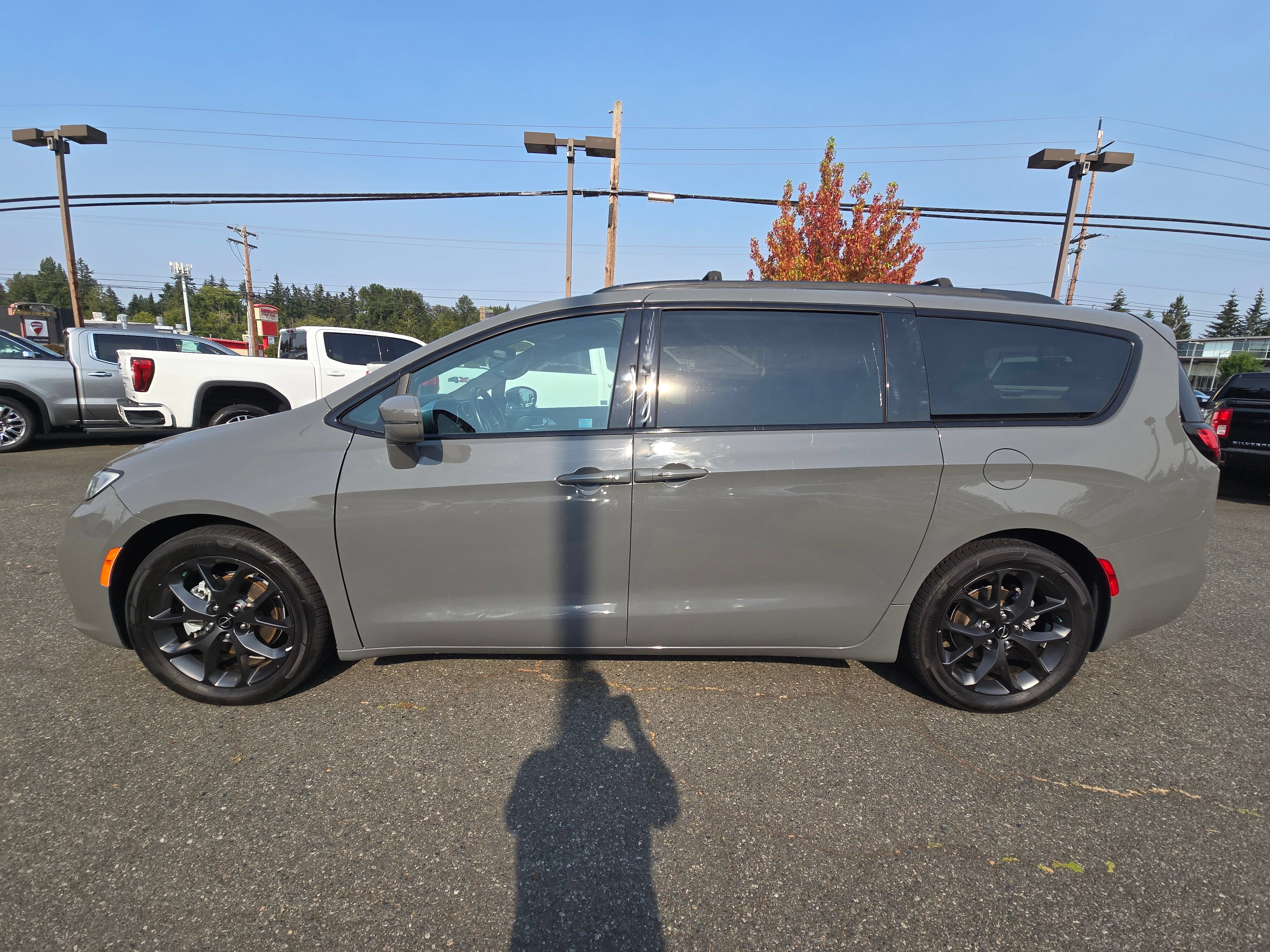Used 2021 Chrysler Pacifica Touring w/ S Appearance Package FWD image 3