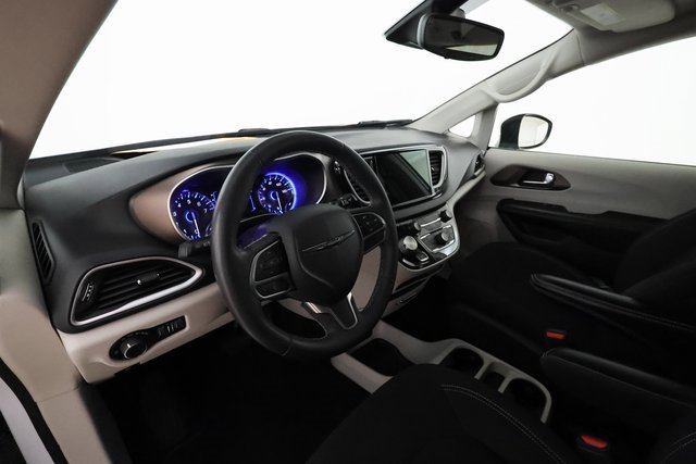 Used 2022 Chrysler Voyager LX image 11