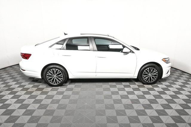 Used 2021 Volkswagen Jetta SE image 2