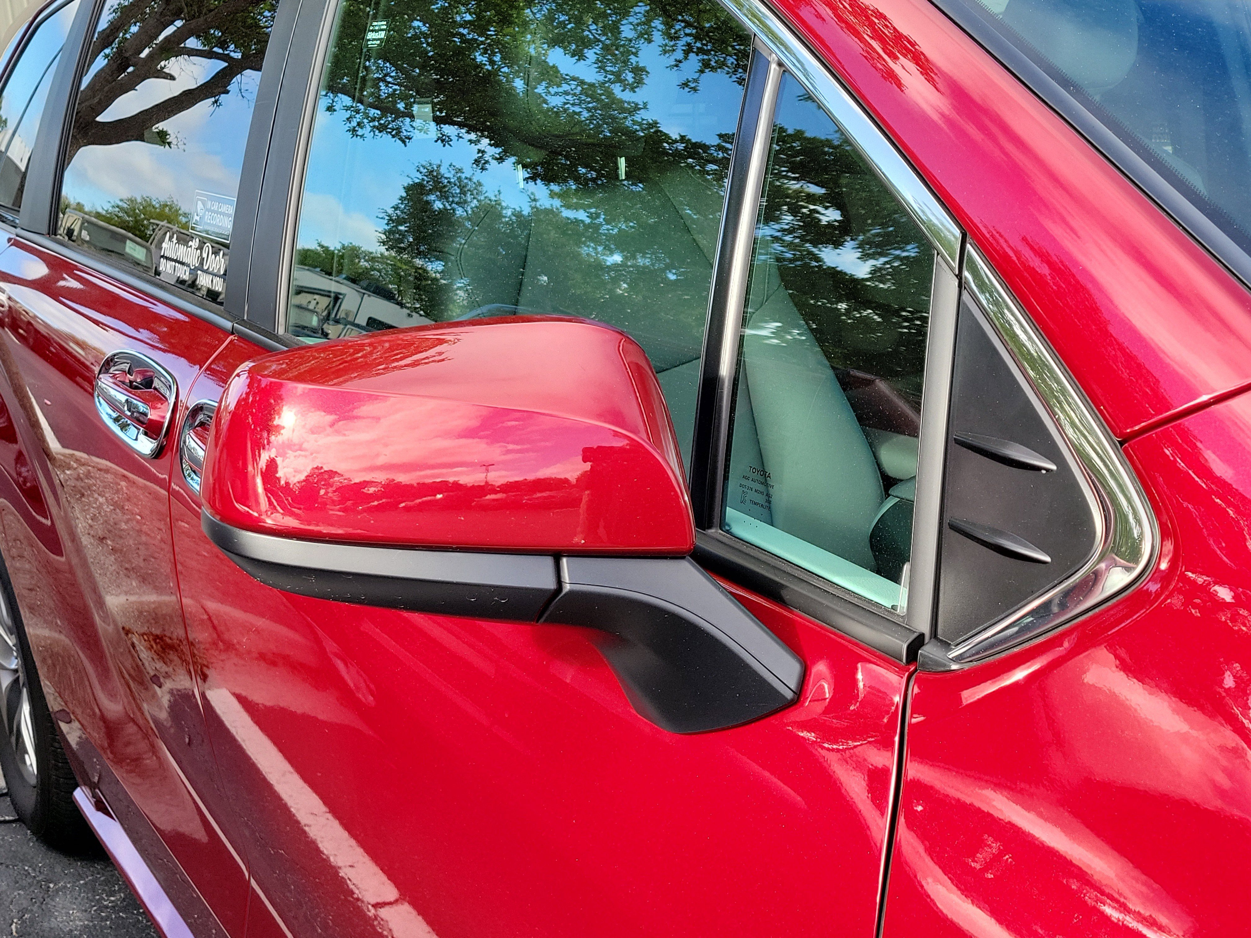 Used 2025 Toyota Sienna XLE image 9