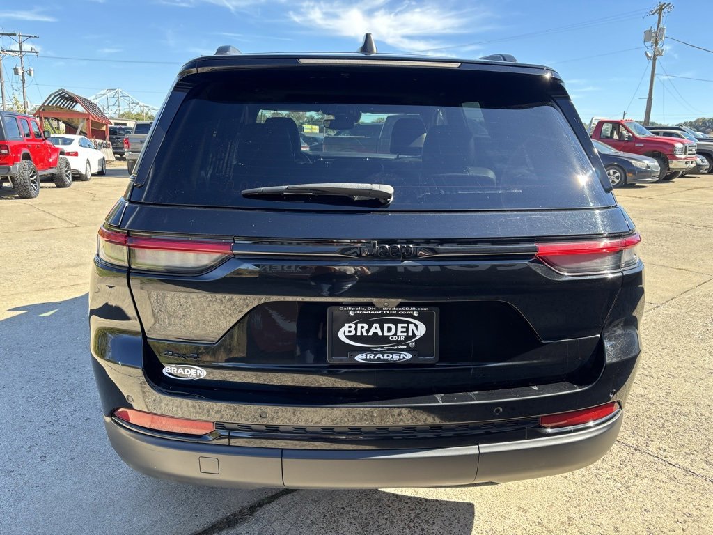 Used 2023 Jeep Grand Cherokee Altitude image 6