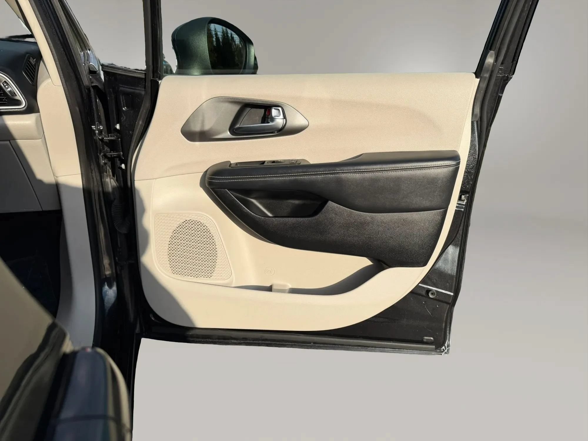 Used 2023 Chrysler Pacifica Touring-L FWD image 47