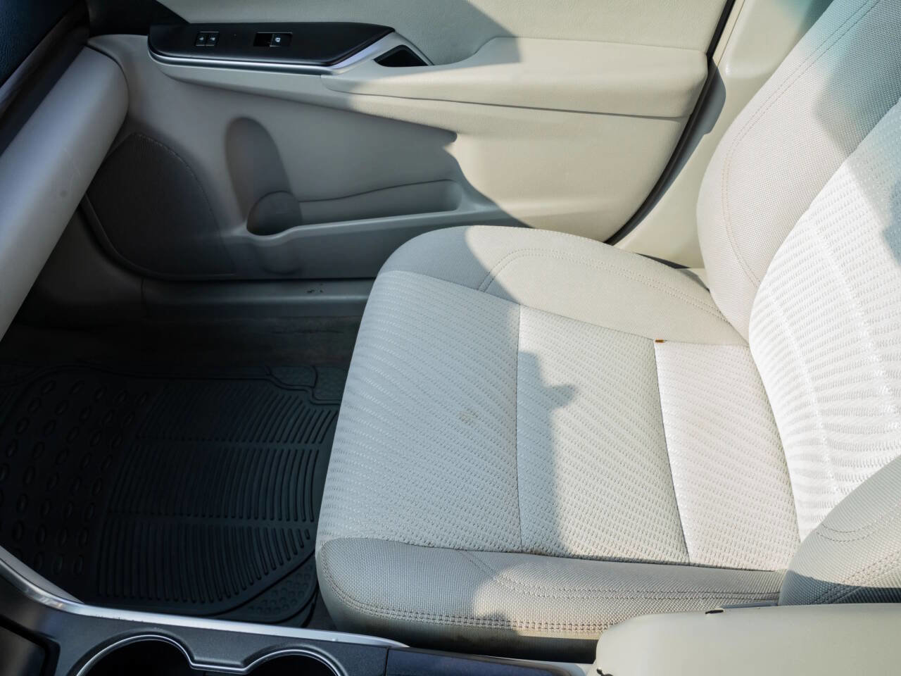 Used 2017 Toyota Camry LE image 29