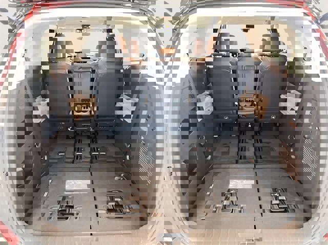 Used 2025 Kia Carnival EX image 33