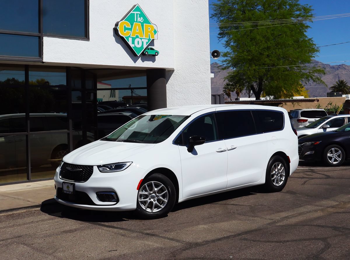 Used 2024 Chrysler Pacifica Touring-L FWD image 3