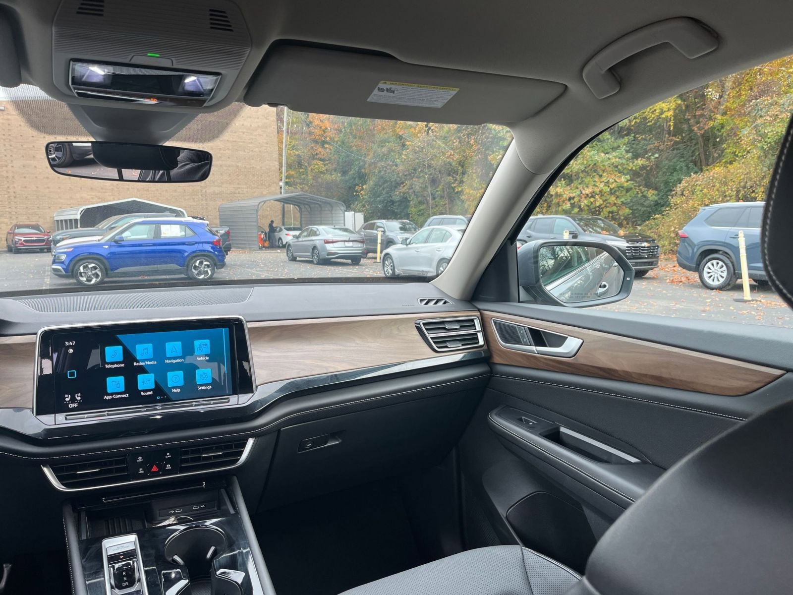 Used 2025 Volkswagen Atlas SE image 31