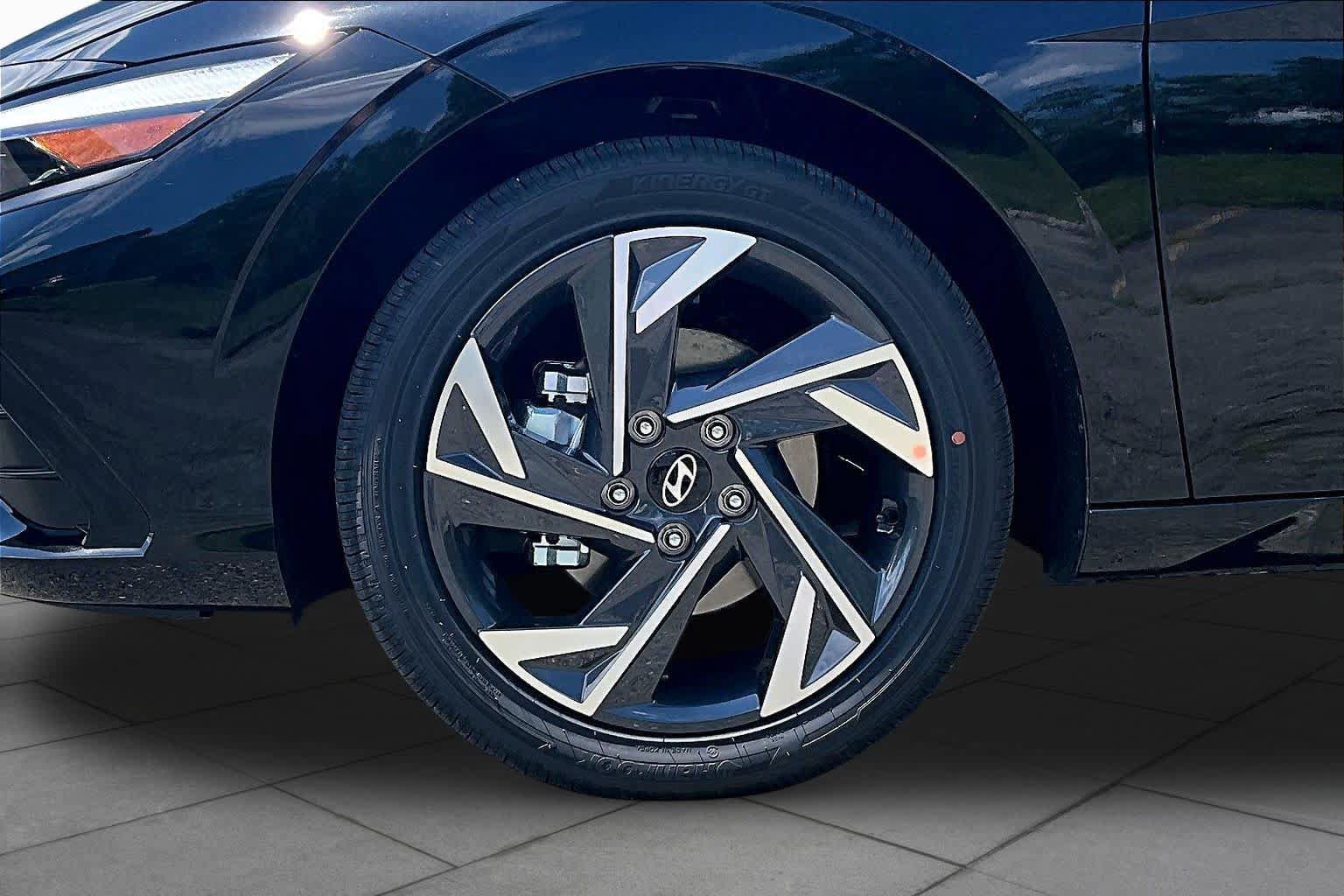 New 2026 Hyundai Elantra Limited FWD image 9