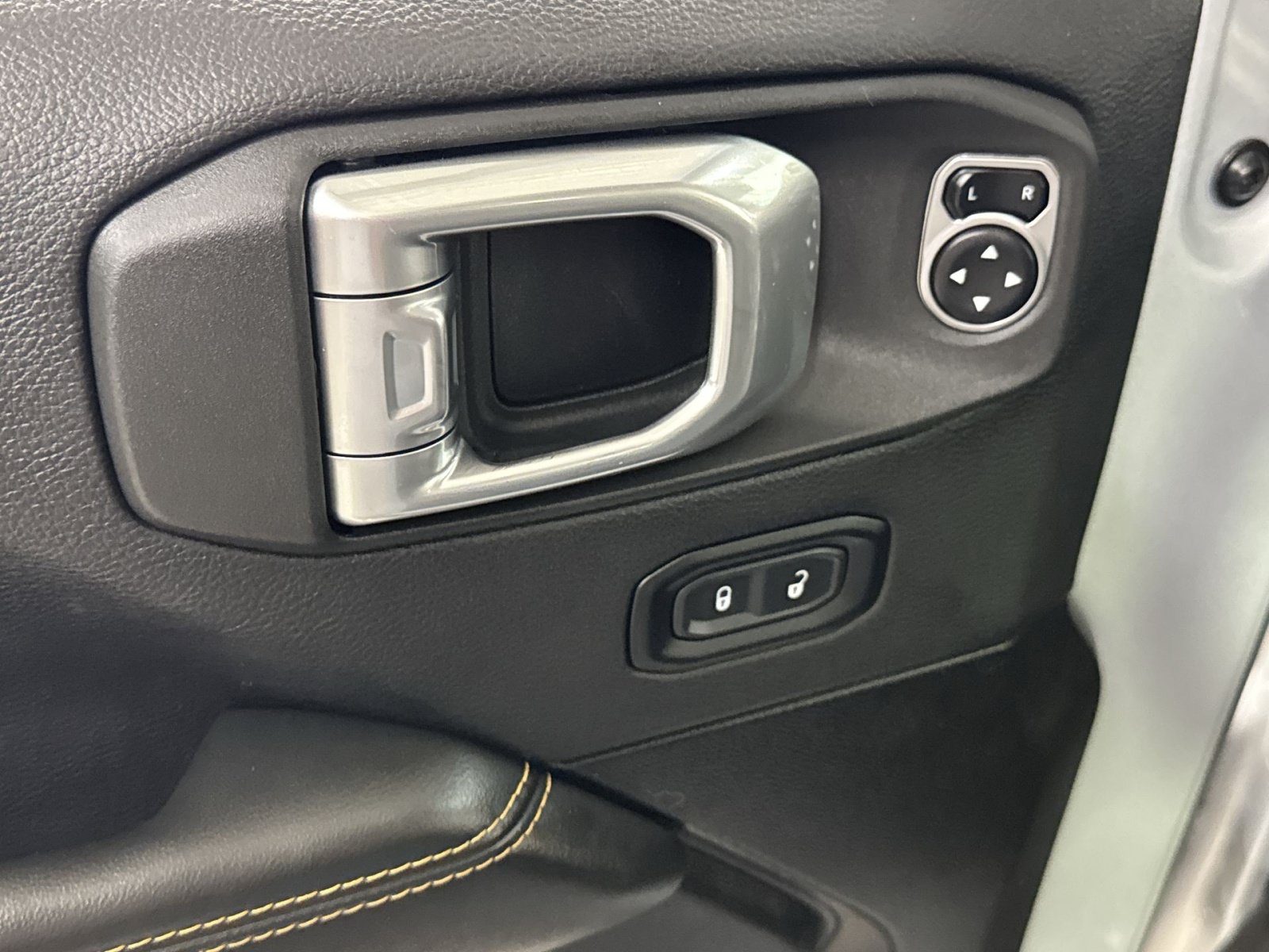 Used 2024 Jeep Wrangler Unlimited Sahara AWD/4WD image 27