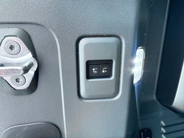 New 2025 Land Rover Defender 110 X-Dynamic SE image 34