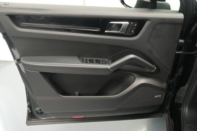 Used 2023 Porsche Cayenne Platinum Edition image 24