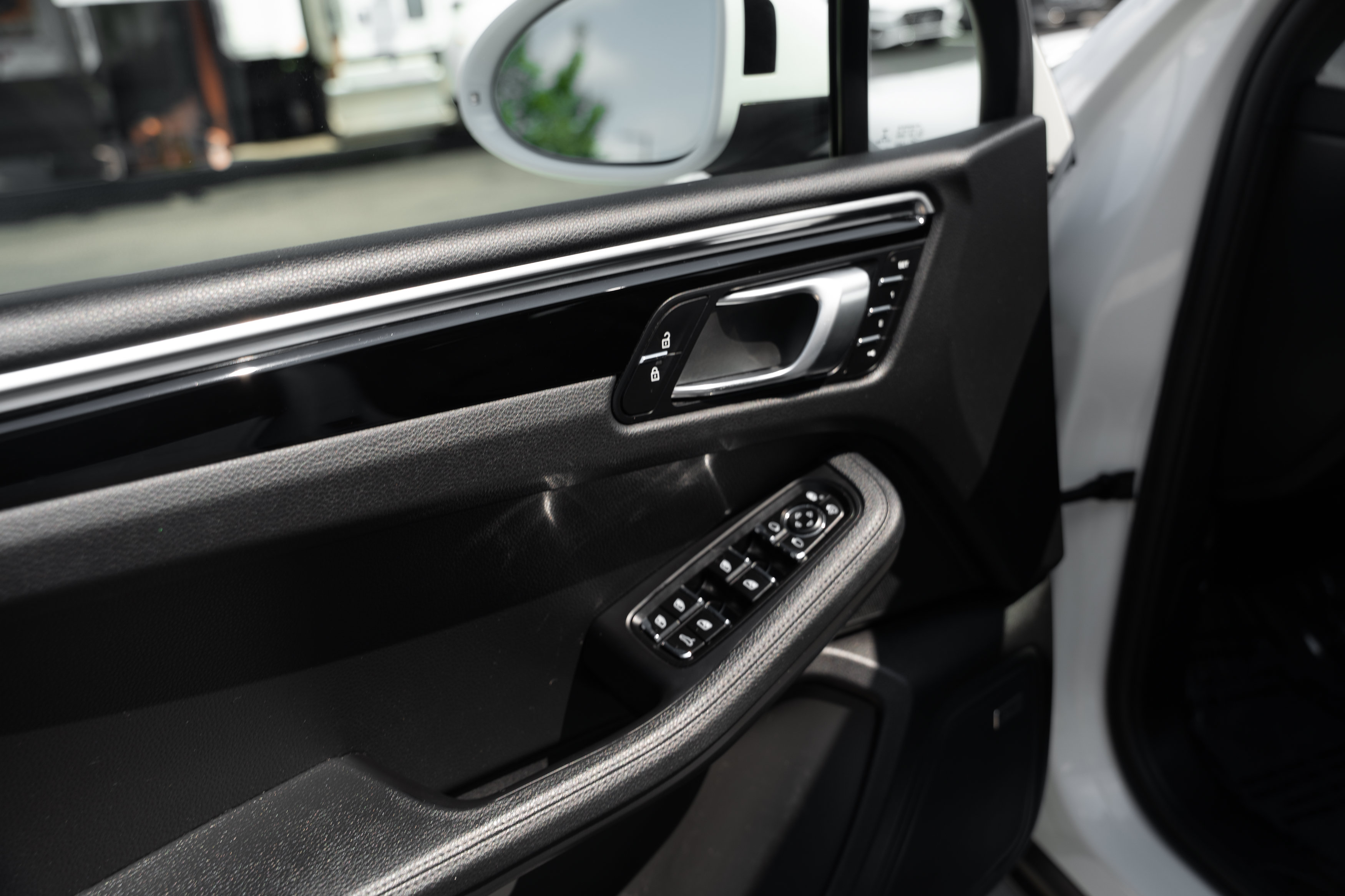 Used 2019 Porsche Macan AWD/4WD image 19