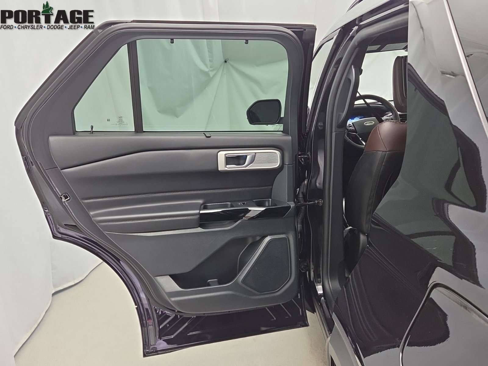 Used 2022 Ford Explorer Platinum w/ Class IV Trailer Tow Package AWD/4WD image 31