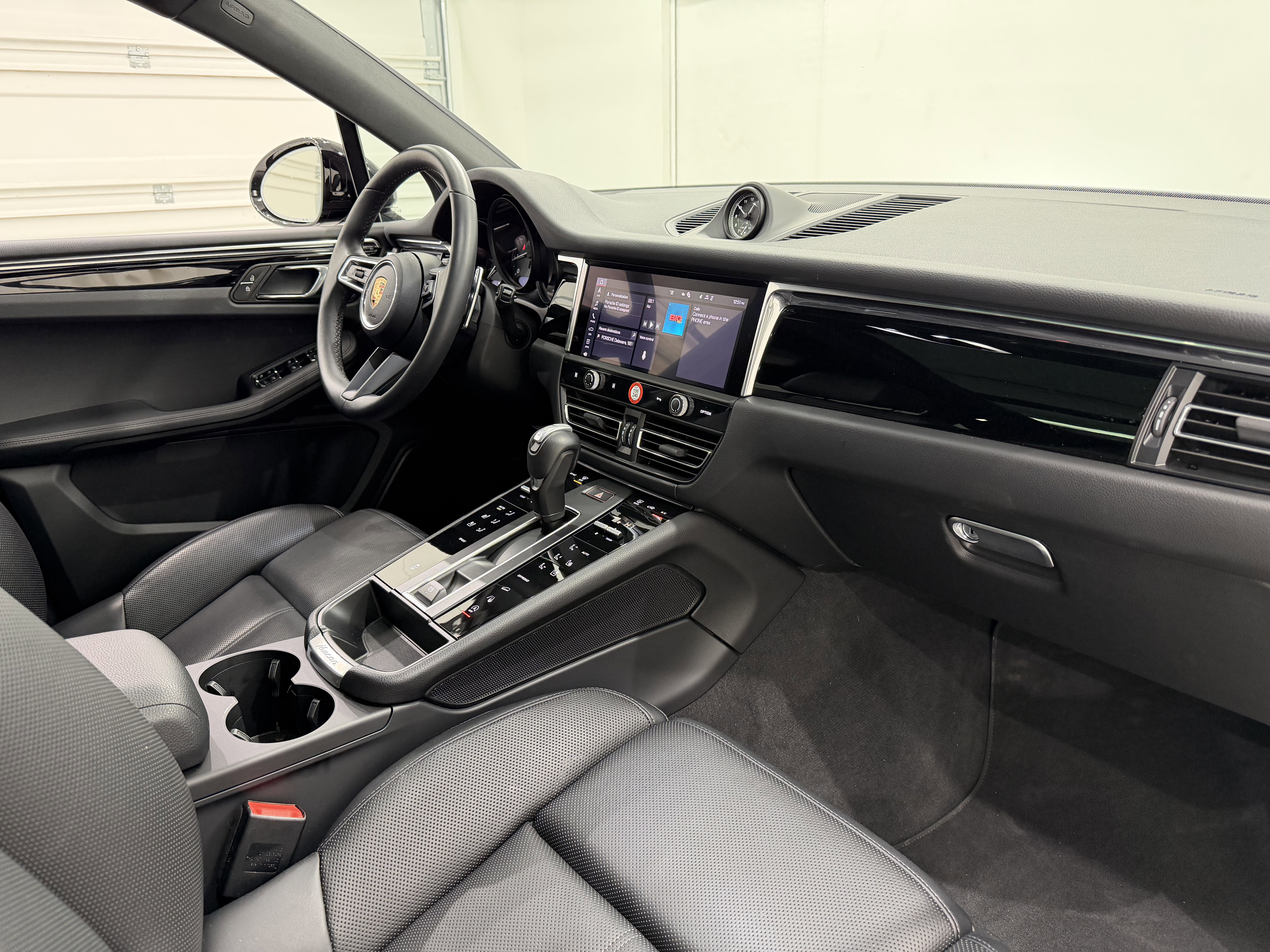 Certified 2025 Porsche Macan image 24