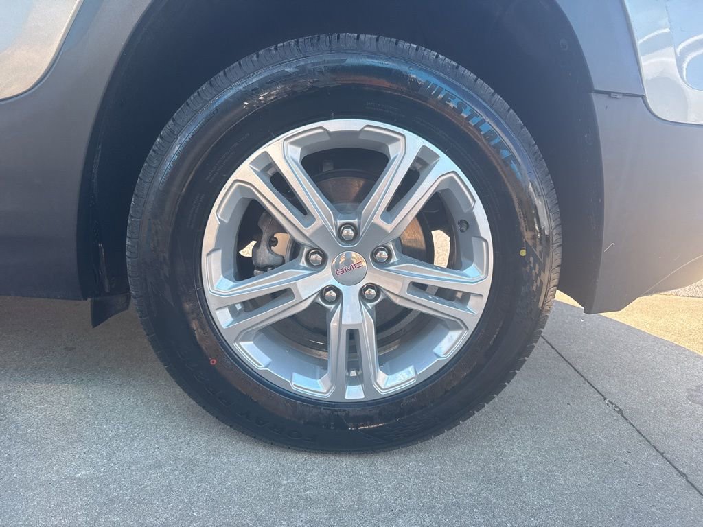 Used 2023 GMC Terrain SLE w/ Driver Convenience Package image 4