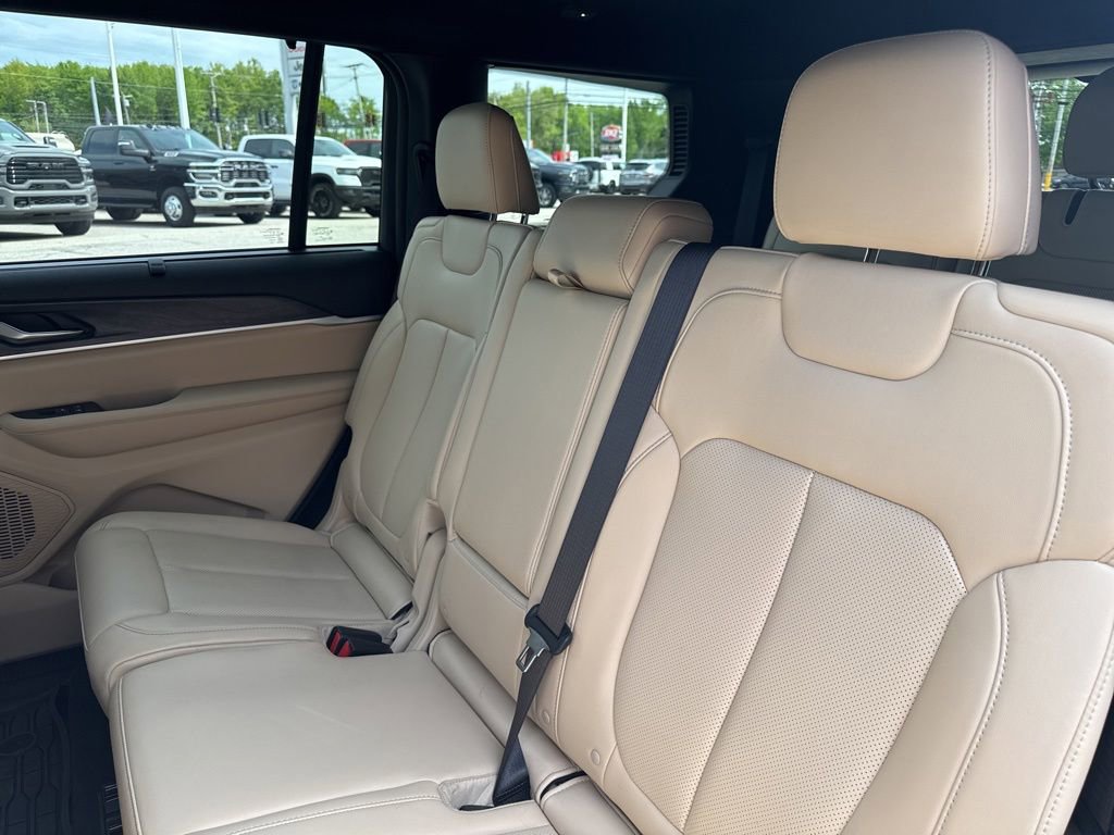 Used 2023 Jeep Grand Cherokee L Limited w/ Luxury Tech Group II AWD/4WD image 35