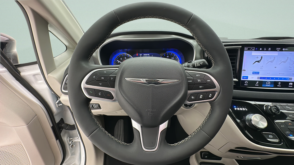 Used 2024 Chrysler Pacifica Touring-L FWD image 15